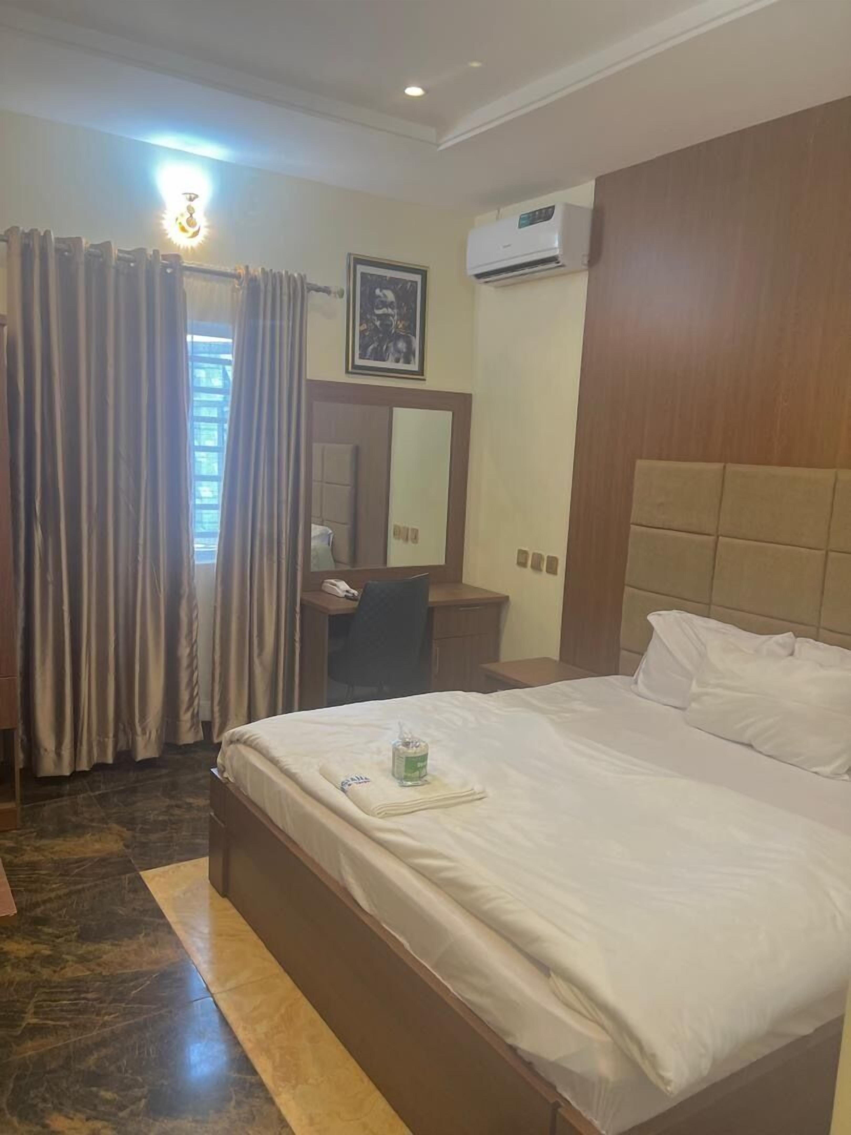 مكتب ومساحة عمل للكمبيوتر المحمول