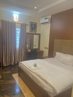 Bureau, espace de travail pour ordinateur portable