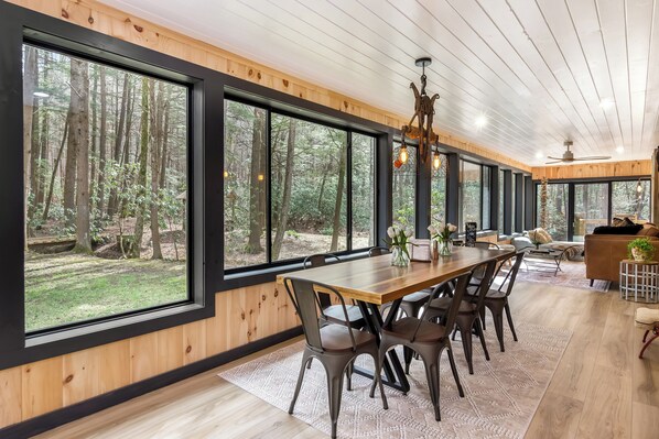 Interior - new! creek front, waterfall, fire pit (Cherry Log)