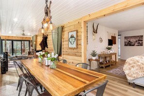 Dining - Two Creeks Lodge Modern Creekfront Stay King beds (Cherry Log)