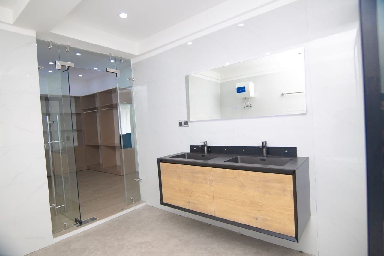 Douche, sèche-cheveux, bidet, serviettes fournies