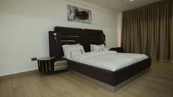 4 bedrooms, iron/ironing board, WiFi, bed sheets