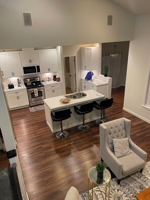 Réfrigérateur, micro-ondes, four, plaque de cuisson