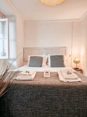 1 bedroom, bed sheets - Typical Lisbon Apartment By Gt House (Lisbon)