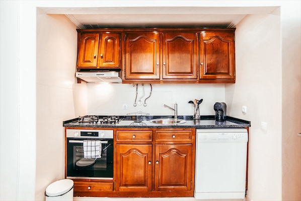 Microwave, dishwasher, coffee/tea maker, cookware/dishes/utensils