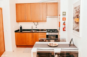 Microwave, dishwasher, coffee/tea maker, cookware/dishes/utensils - Giestal Terrace By GT House (Lisbon)