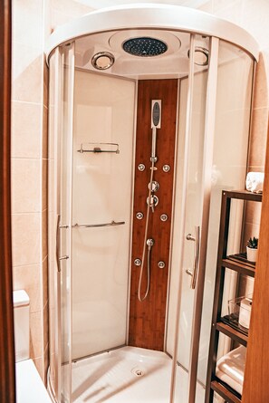 Chuveiro, toalhas de banho