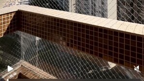Un balcone con vista sulla spiaggia e sugli edifici alti.