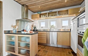 Fridge, oven, stovetop, dishwasher - Pet friendly home in Knebel with sauna (Knebel)