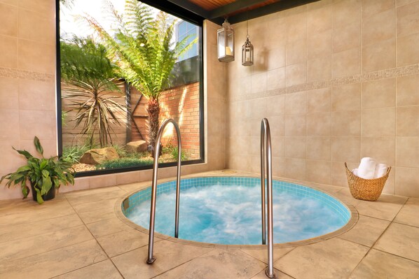 Indoor pool, outdoor pool, open 8:00 AM to 8:00 PM, pool loungers - The Calzburg (Mansfield)