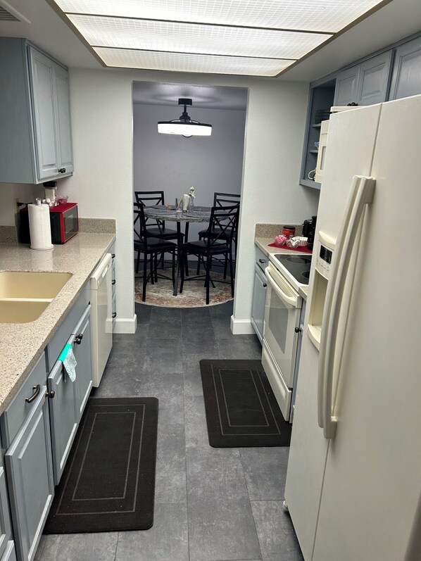 Réfrigérateur, micro-ondes, four, plaque de cuisson