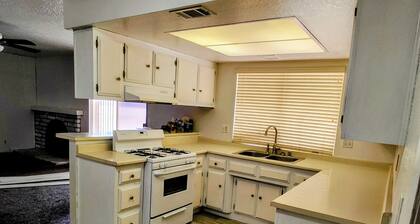 Charming 3-bedroom house with WiFi and AC in Hesperia