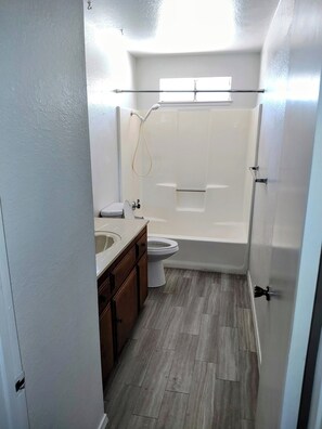 Hair dryer, towels, soap, toilet paper - Charming 3-bedroom house with WiFi and AC in Hesperia (Hesperia)