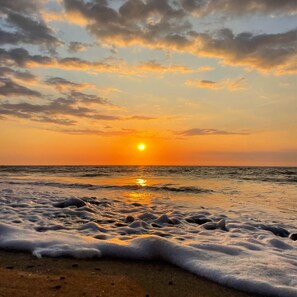 A beach with waves and a sunset. - A charming beachfront bungalow overlooking the warm, calm sea. (Canoas)