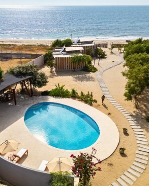 Pool - Nice bungalow on the beach, in front of the warm and calm sea. (Canoas)