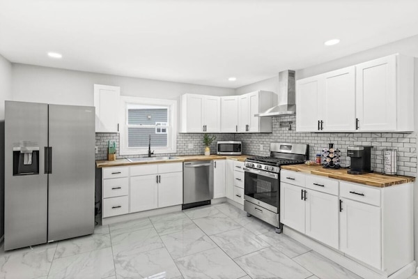 Coffee/tea maker, fridge, microwave, oven