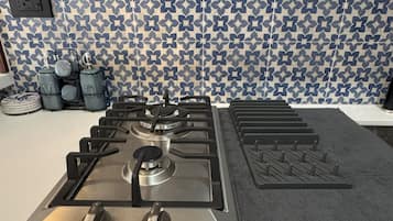 Réfrigérateur, micro-ondes, plaque de cuisson, cafetiÚre/bouilloire