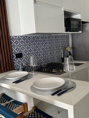 Een koelkast, een microgolfoven, een kookplaat