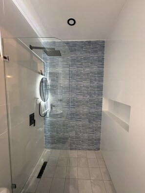 Douche, serviettes fournies, savon, papier toilette