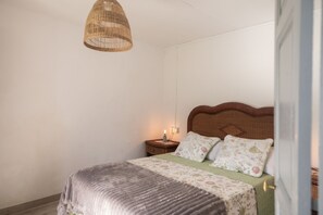 5 habitaciones, tabla de planchar con plancha, wifi y ropa de cama 