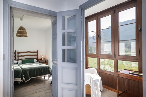 5 chambres, fer et planche à repasser, Wi-Fi, draps fournis