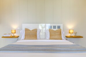 Tabla de planchar con plancha, wifi gratis, ropa de cama