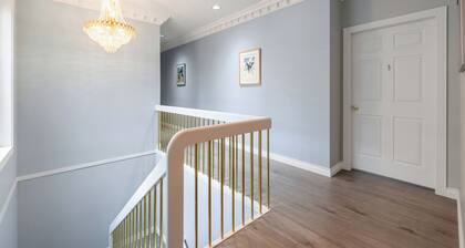 A fantastic family room include 2 bedroom and 2 private bathroom ,10min to YVR.