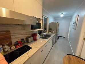 Private kitchen - A fantastic family room include 2 bedroom and 2 private bathroom ,10min to YVR. (Richmond)