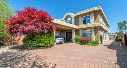 fantastic family room includes 2 bedrooms and private bathroom,10 minutes toYVR.