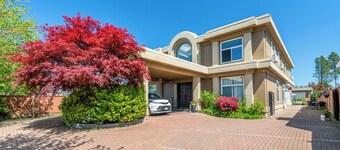 fantastic family room includes 2 bedrooms and private bathroom,10 minutes toYVR.