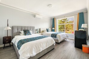 2 habitaciones, caja de seguridad en la habitación y escritorio 