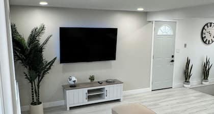 Charming 3-bedroom house with WiFi, AC in fabulous Glasgow. Completely remodeled