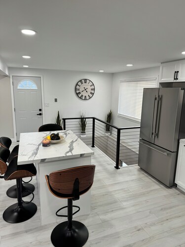 Charming 3-bedroom house with WiFi, AC in fabulous Glasgow. Completely remodeled