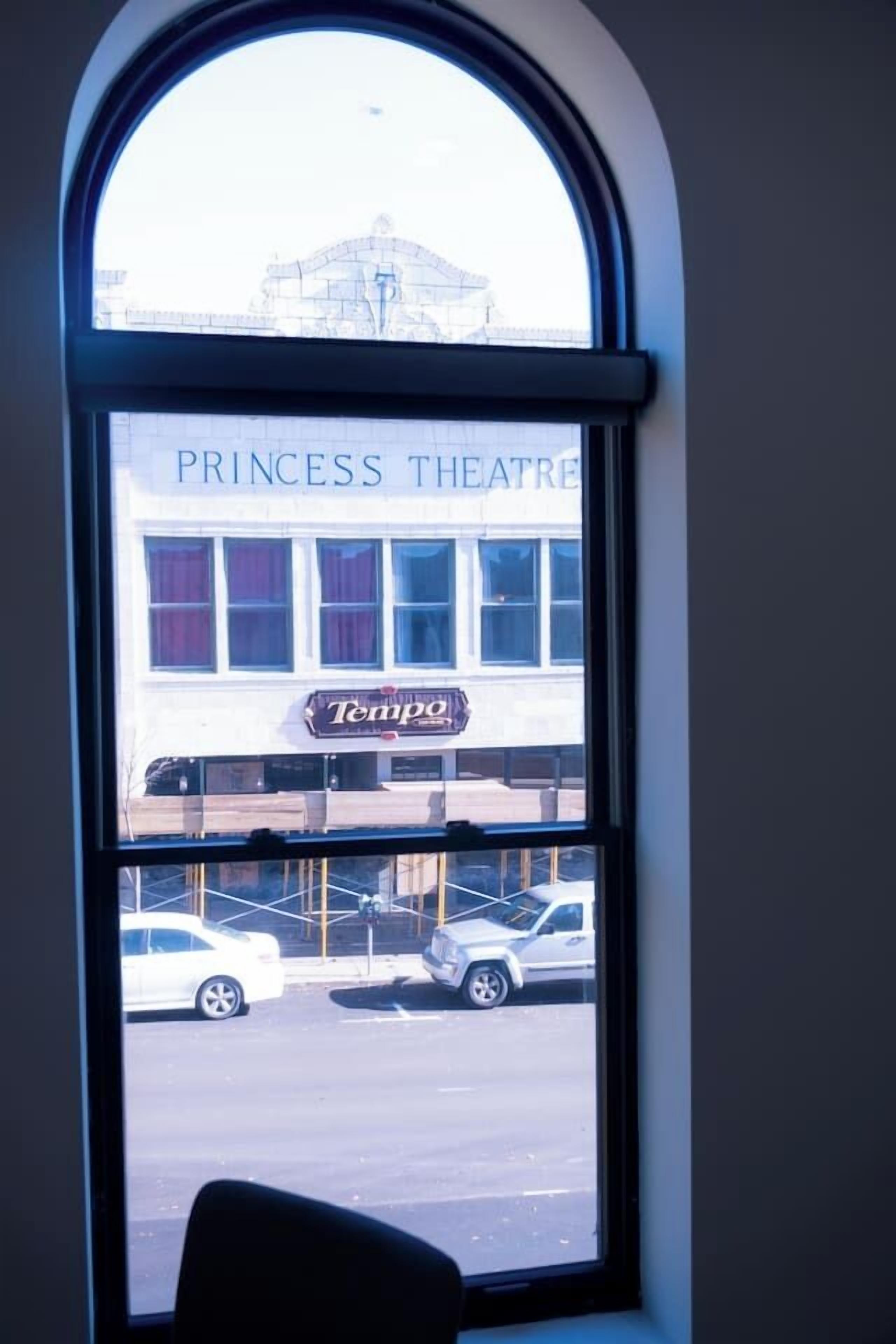 Näköala ikkunasta, jonka ulkopuolella näkyy kyltti, jossa lukee ”Princess Theatre” ja ”Tempo”.