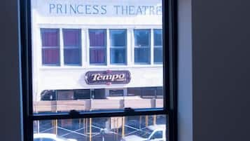 Näköala ikkunasta, jonka ulkopuolella näkyy kyltti, jossa lukee ”Princess Theatre” ja ”Tempo”.