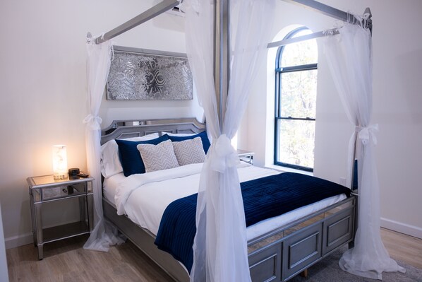 1 bedroom, iron/ironing board, WiFi, bed sheets - Royal Suite Modern Studio Downtown On The Square (Bloomington)