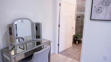 Haartrockner, Handtücher, Seife, Toilettenpapier