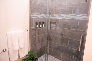 Hair dryer, towels, soap, toilet paper - Royal Suite Modern Studio Downtown On The Square (Bloomington)