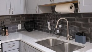 Private kitchen - Royal Suite Modern Studio Downtown on the Square (Bloomington)