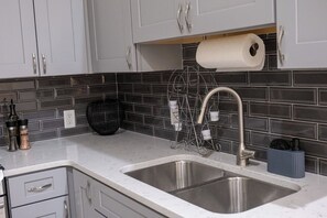 Wasserkocher mit Kaffee-/Teezubehör, Kühlschrank, Mikrowelle, Ofen
