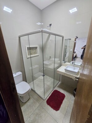 Ducha, secador de pelo, toallas, jabón