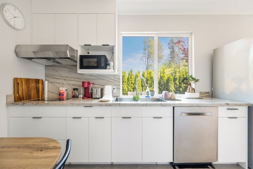 2 queen bed in a shiny room with a private bathroom,10min to YVR.