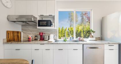 2 queen bed in a shiny room with a private bathroom,10min to YVR.