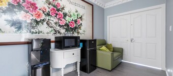 2 queen bed in a shiny room with a private bathroom,10min to YVR.