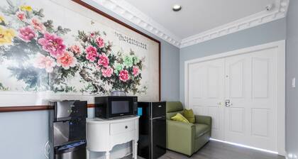 2 queen bed in a shiny room with a private bathroom,10min to YVR.