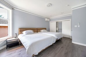1 bedroom, WiFi, bed sheets - 2 queen bed in a shiny room with a private bathroom,10min to YVR. (Richmond)