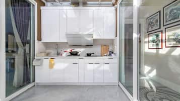 Sèche-cheveux, serviettes fournies, savon, papier toilette