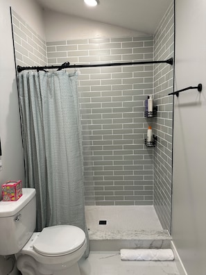 Dusche, Haartrockner, Handtücher, Seife