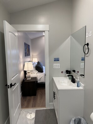 Shower, hair dryer, towels, soap - Modern Retreat with All the Essentials (Salt Lake City)