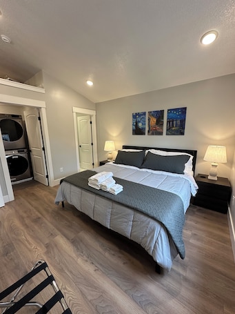 1 bedroom, desk, iron/ironing board, free WiFi. Modern 1BR Retreat • Near Sugar House & Downtown